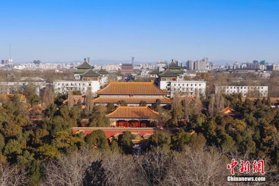 12月6日，北京景山公园内俯瞰寿皇殿建筑群。寿皇殿建筑群始建于明代，清乾隆年间在景山正北重建，建筑仿照太庙规制而建，属中国古代最高等级的建筑形式，是北京中轴线上除故宫外的第二大建筑群。从1955年开始一直由北京市少年宫使用，2016年4月起全面修缮后，于近日向公众免费试运营开放。中新社记者