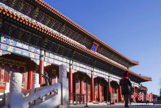 12月6日，北京景山公园寿皇殿吸引游客参观。寿皇殿建筑群始建于明代，清乾隆年间在景山正北重建，建筑仿照太庙规制而建，属中国古代最高等级的建筑形式，是北京中轴线上除故宫外的第二大建筑群。从1955年开始一直由北京市少年宫使用，2016年4月起全面修缮后，于近日向公众免费试运营开放。中新社记者