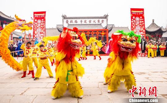 春节假期，河南传统民俗表演让年味十足。　崔悦