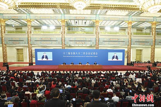3月15日，十三届全国人大二次会议闭幕后，中国国务院总理李克强在北京人民大会堂金色大厅会见采访十三届全国人大二次会议的中外记者并回答记者提出的问题。中新社记者
