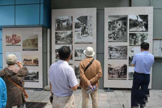 图为游客观看中英街历史图片展。中新社记者