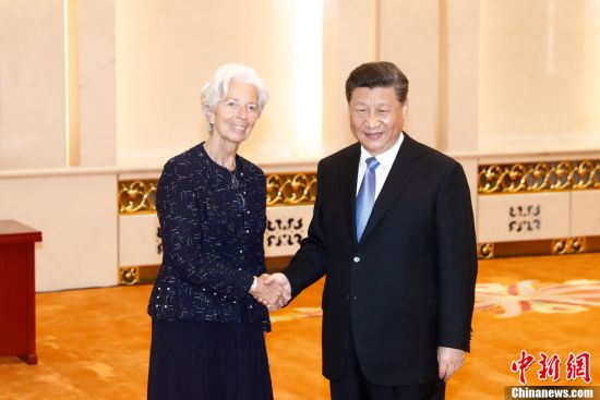 4月24日，中国国家主席习近平在北京人民大会堂会见国际货币基金组织总裁拉加德。中新社记者