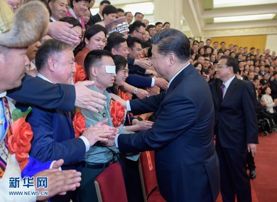 5月16日，党和国家领导人习近平、李克强、王沪宁等在北京人民大会堂会见第六次全国自强模范暨助残先进表彰大会代表。新华社记者