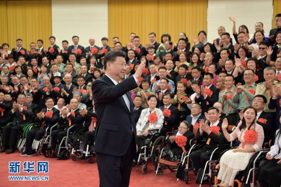 5月16日，党和国家领导人习近平、李克强、王沪宁等在北京人民大会堂会见第六次全国自强模范暨助残先进表彰大会代表。