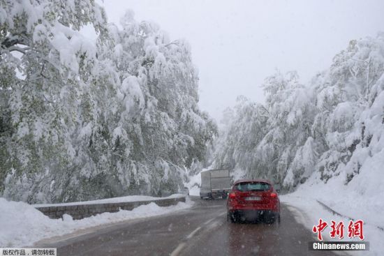当地时间5月15日，法属科西嘉岛迎来降雪天气，皑皑白雪覆盖大地。