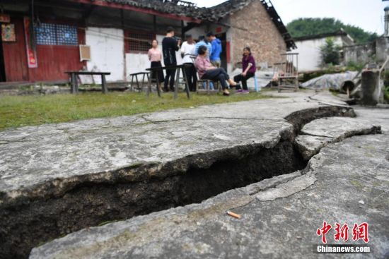 6月18日，四川省宜宾市长宁县双河镇一民房前出现的巨大裂缝。6月17日22时55分，四川宜宾长宁县双河镇发生6.0级地震，震源深度16公里。