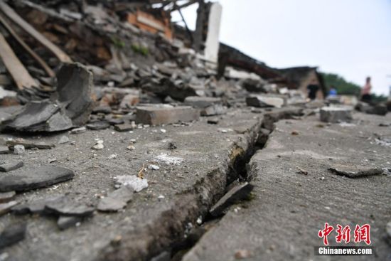 6月18日，四川省宜宾市长宁县双河镇一民房前现巨大裂缝。6月17日22时55分，四川宜宾长宁县双河镇发生6.0级地震，震源深度16公里。