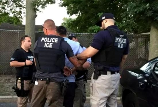 美联邦移民暨海关执法局抓捕无证移民。