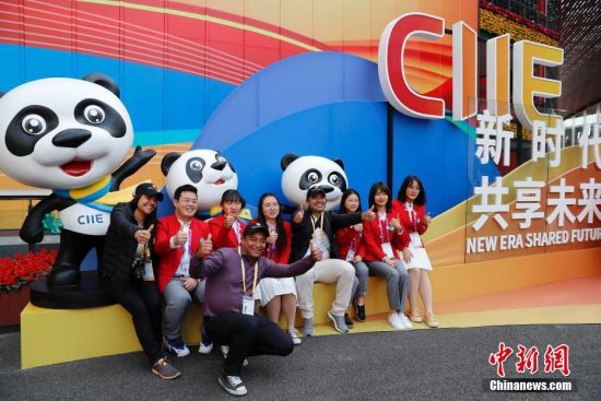 11月10日，第二届中国国际进口博览会进入尾声。在上海国家会展中心内，志愿者和参展商纷纷合影留念。殷立勤