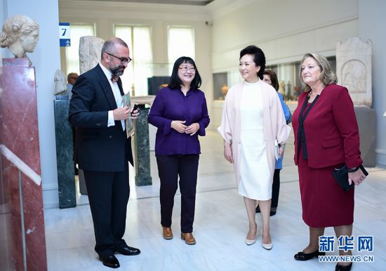 当地时间11月11日上午，国家主席习近平夫人彭丽媛在希腊总统夫人弗拉西娅陪同下参观位于雅典市中心的贝纳基博物馆。