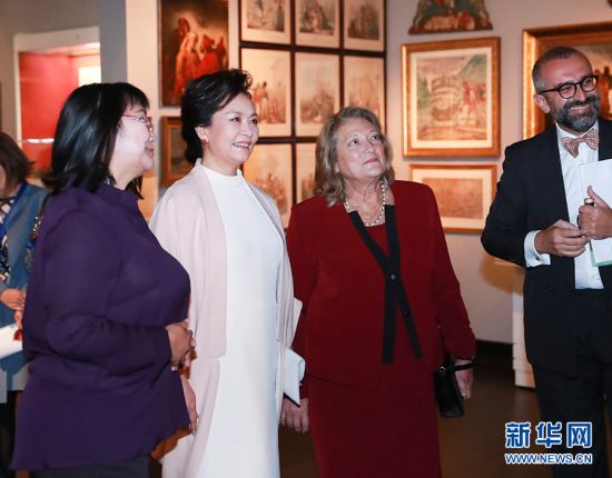 　当地时间11月11日上午，国家主席习近平夫人彭丽媛在希腊总统夫人弗拉西娅陪同下参观位于雅典市中心的贝纳基博物馆。