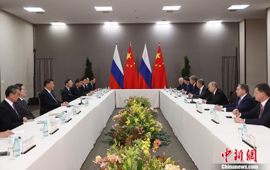 当地时间11月13日，中国国家主席习近平在巴西利亚会见俄罗斯总统普京。中新社记者