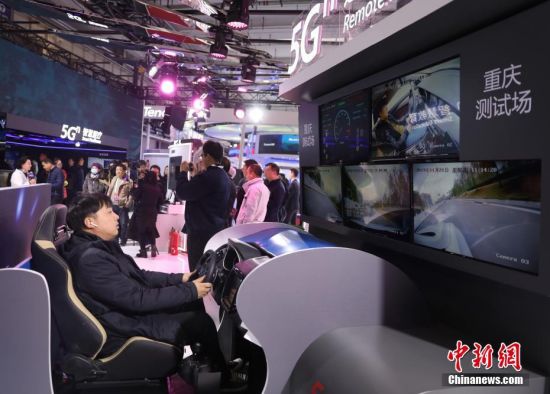 11月21日，首届世界5G大会在北京举行。图为参观者在体验远程驾驶技术。通过5G连接，能够实现在北京操纵位于重庆的无人汽车行驶。中新社记者