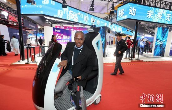 11月21日，2019世界5G大会在北京举行，图为外国观众体验应用5G技术的智行车。中新社记者