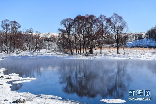 这是11月20日拍摄的内蒙古兴安盟阿尔山市境内的“不冻河”。“不冻河”位于内蒙古兴安盟阿尔山市境内，是哈拉哈河的一段长约20公里的河段，该河段严冬从不封冻，被称为“不冻河”。新华社记者