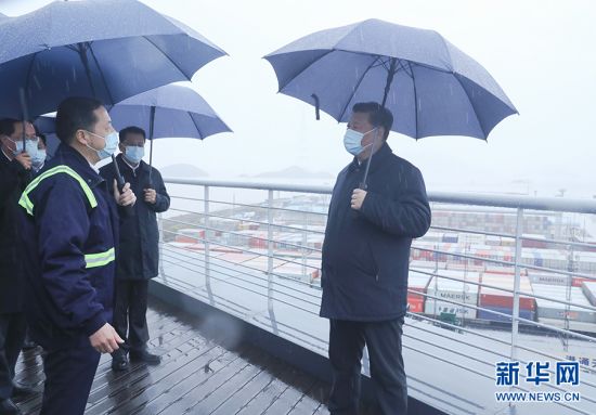 3月29日，中共中央总书记、国家主席、中央军委主席习近平在浙江考察调研。这是习近平在宁波舟山港穿山港区码头了解港口复工复产情况。