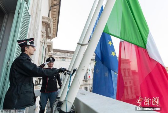 当地时间3月31日，意大利罗马，工作人员在基里纳莱宫主入口的阳台上降半旗，降下欧盟旗帜和意大利国旗。据法新社3月31日报道，意大利降半旗并举国默哀一分钟，哀悼新冠肺炎疫情中的逝者。截至当地时间30日18时，意大利累计确诊病例101739例，累计死亡病例11591例。