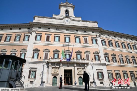 当地时间3月31日，意大利国旗和欧盟旗帜在罗马蒙特切托里奥议会大厦降半旗。据法新社3月31日报道，意大利降半旗并举国默哀一分钟，哀悼新冠肺炎疫情中的逝者。目前，意大利卫生部已接受政府科学委员会建议，将把现行封锁措施至少延长到4月12日。