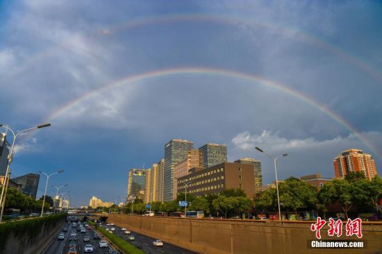 7月6日，北京，傍晚一场雨后，天空中出现双彩虹景象。图片来源：视觉中国