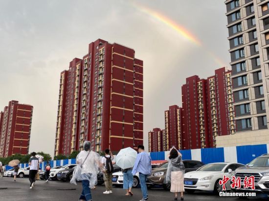 7月6日，北京，傍晚一场雨后，天空中出现双彩虹景象。中新网记者