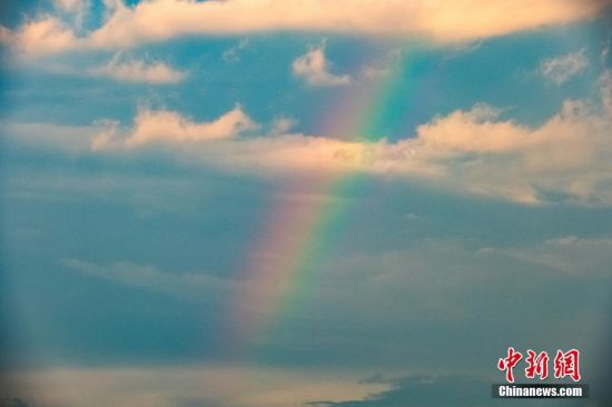 7月6日，北京，傍晚一场雨后，天空中出现双彩虹景象。图片来源：视觉中国