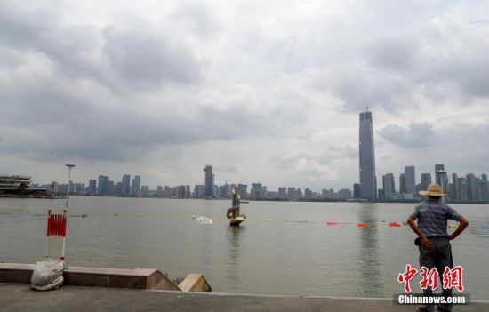 8月9日，汉口江滩水位标记雕塑已露出大半。
