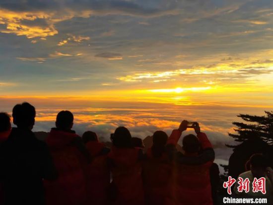 19日早晨，游客等待黄山日出景观。　徐高云　摄
