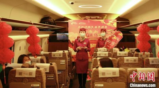 复兴号“列车庙会”上，“动妹”吴松霖为旅客讲解中国传统佳节元宵节的由来。　陶静