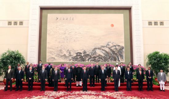 4月14日，国家主席习近平在北京人民大会堂接受29国新任驻华大使递交国书。这是习近平同他们集体合影。新华社记者