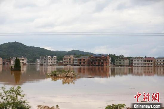 图为6月21日，受持续强降雨影响，江西上饶等地乡村受灾严重。