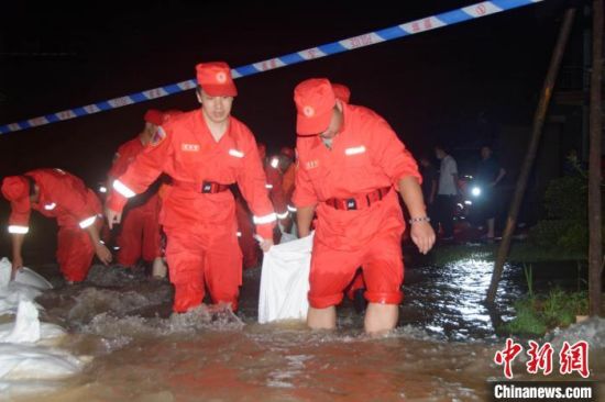 21日凌晨4时许，中国安能第二工程局南昌分公司抢险救援人员正在江西乐平市东湖排涝站区域封堵管涌。