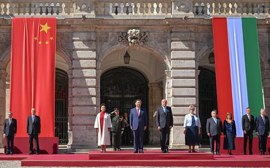 　　当地时间5月9日上午，国家主席习近平在布达佩斯出席匈牙利总统舒尤克和总理欧尔班共同举行的隆重欢迎仪式。新华社记者