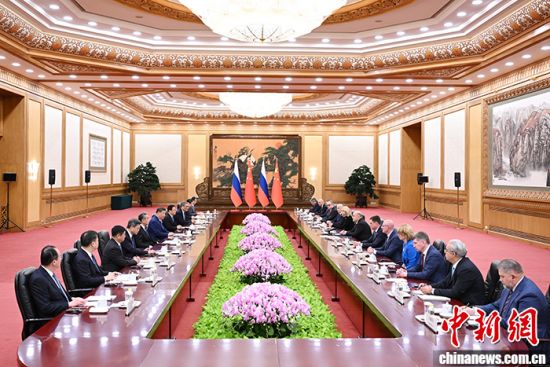 11月4日上午,中国国家主席习近平在北京人民大会堂会见俄罗斯总理米舒斯京。