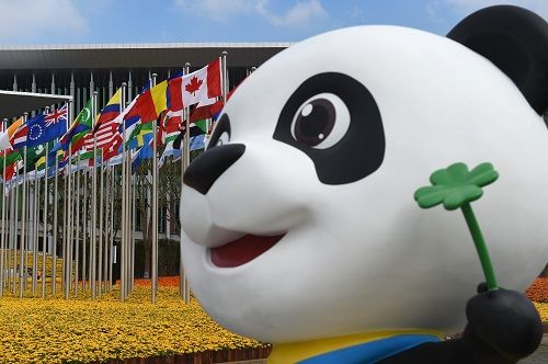 　　首届中国国际进口博览会吉祥物“进宝”在博览会举办场地——国家会展中心(上海)欢迎来宾。(韩瑜庆