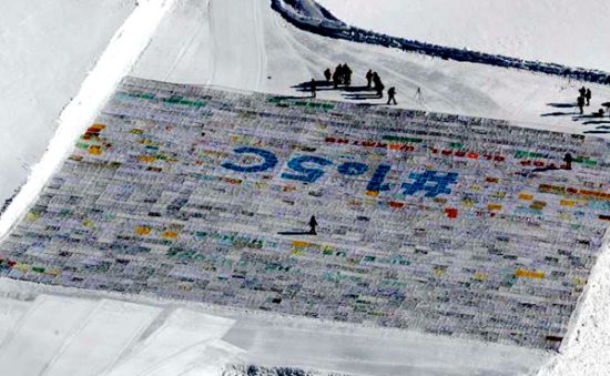 瑞士阿莱奇冰川展示的巨型明信片由12万多张小卡片组成1.5摄氏度等字样。