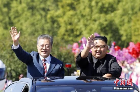 　　资料图：9月18日，韩国总统文在寅访问朝鲜平壤，两人一同驱车平壤街头，打开天窗，向民众挥手致意。