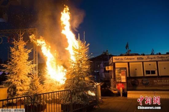 资料图：当地时间12月4日，法国政府决定暂停调涨燃料税，但抗议者仍然在社交平台发布第4轮周末示威倡议，准备发动更大规模的抗议活动。图为抗议活动中街头的圣诞树被点燃。