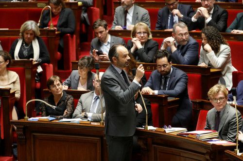 法国总理菲利普（中）12月4日就暂缓增税的决定接受议会质询（法新社）