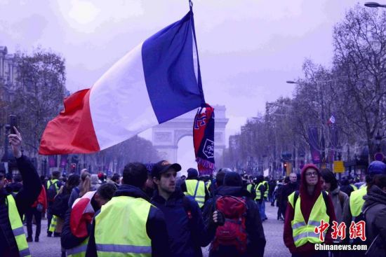 当地时间12月8日，巴黎发生新一轮大规模示威。这是巴黎连续第三个周六发生大规模示威，数以千计民众走上街头抗议。中新社记者
