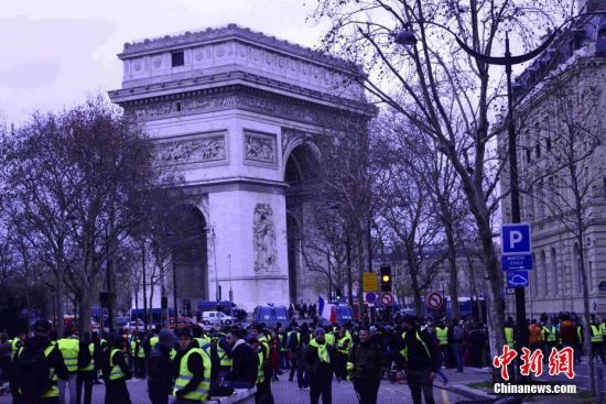 当地时间12月8日，巴黎发生新一轮大规模示威。这是巴黎连续第三个周六遭遇大规模示威，数以千计民众走上街头抗议。凯旋门附近戒备森严，大批示威者与警察在凯旋门附近对峙。中新社记者
