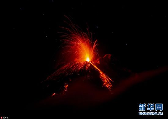 当地时间2018年12月8日，意大利西西里岛，位于西西里岛的东岸活火山埃特纳火山再度活跃喷发，熔岩火山灰滚滚喷射。（图片来源：东方IC）