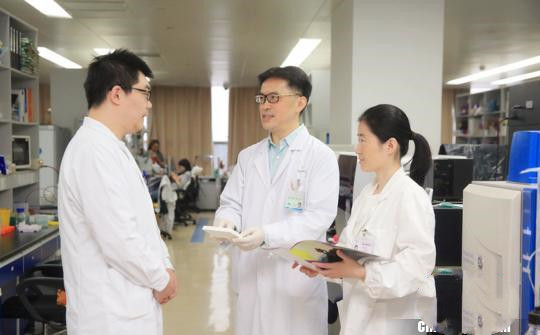 中国医学专家揭示了克服ALL耐药复发潜在的治疗靶点。　芊烨　摄