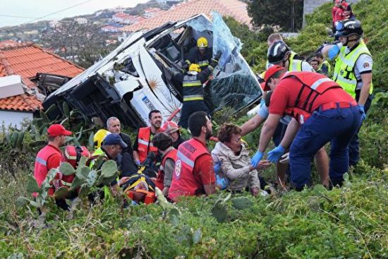 葡萄牙马德拉岛一辆旅游大巴4月17日发生翻车事故，致29死28人受伤。