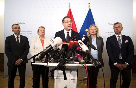 奥地利副总理史特拉赫18日因疑通俄门辞职。