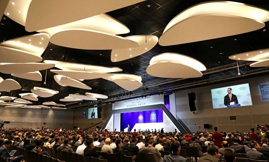 7月2日，2019年夏季达沃斯论坛在大连国际会议中心举行开幕式。新华社记者