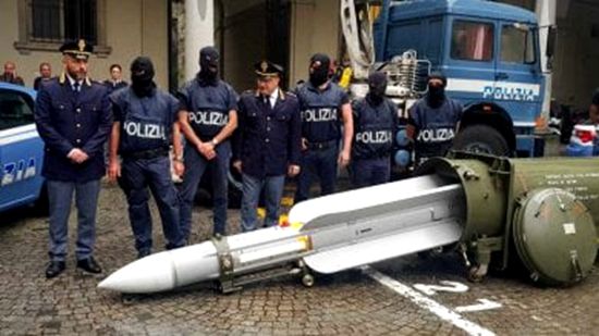 意大利警方收缴了一枚空对空导弹。