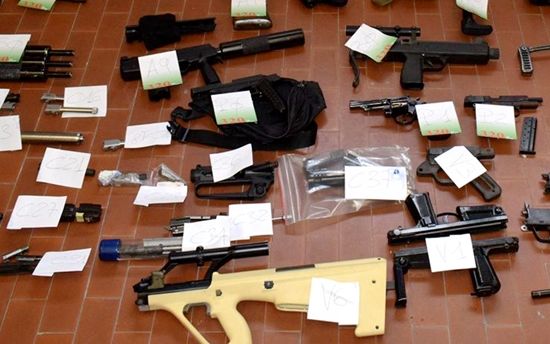 意大利警方查获极右组织大量军用武器和弹药。
