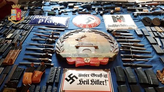 意大利警方查获极右组织大量带有纳粹符号的雕塑和武器。