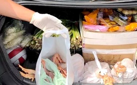 华人私家车后备箱装满了各种食品。