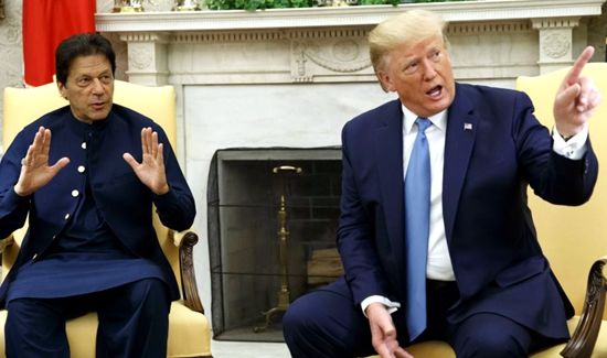 特朗普总统与巴基斯坦总理伊姆兰·汗会谈。